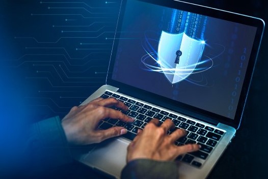 manos de hacker tecleando teclado portátil