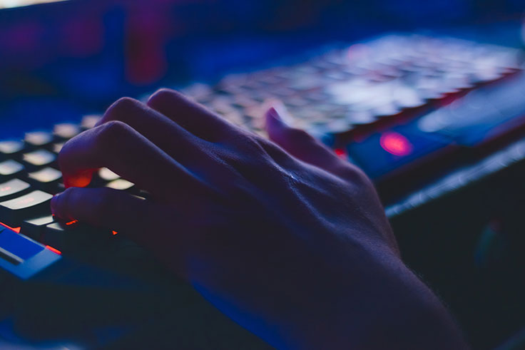 mano de hacker tecleando información