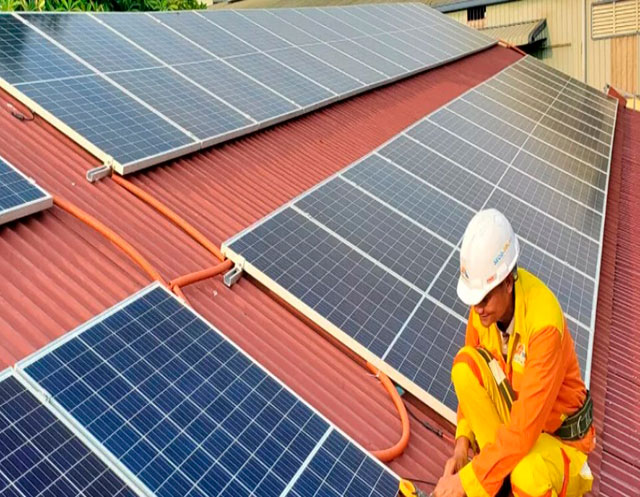 tejado con paneles solares